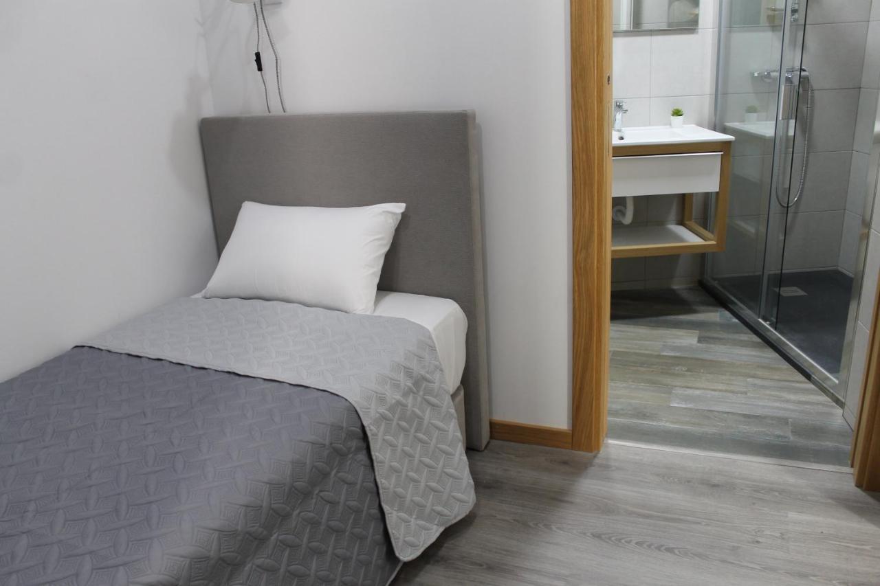 Alojamento Girassol - Guest House - Quarto Com Casa De Banho Privativa Кастело Бранко Екстериор снимка