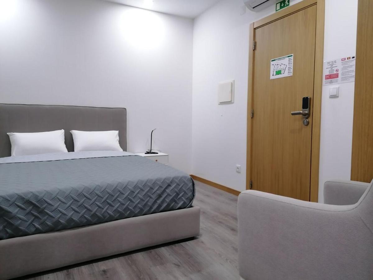 Alojamento Girassol - Guest House - Quarto Com Casa De Banho Privativa Кастело Бранко Екстериор снимка