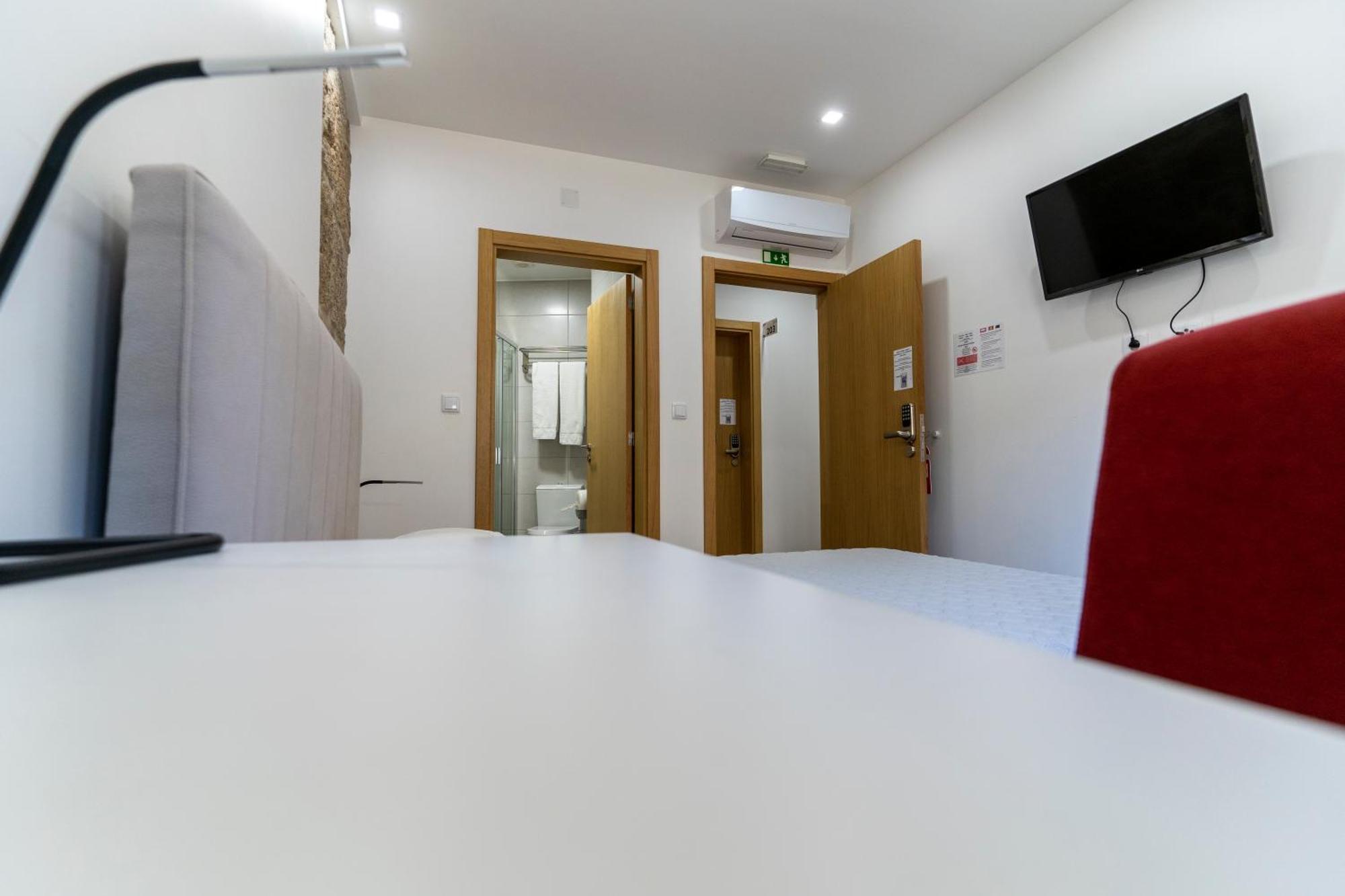 Alojamento Girassol - Guest House - Quarto Com Casa De Banho Privativa Кастело Бранко Екстериор снимка