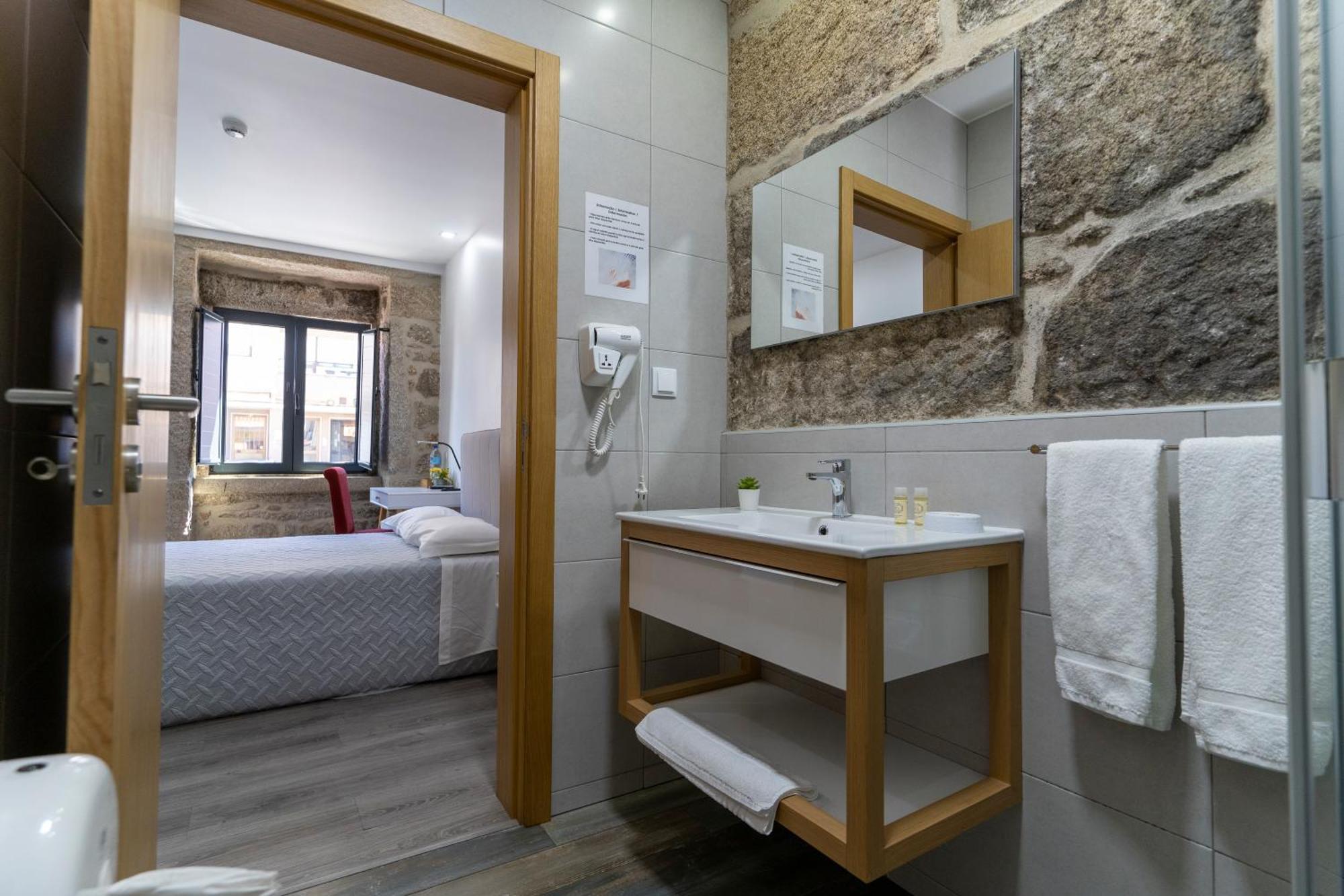 Alojamento Girassol - Guest House - Quarto Com Casa De Banho Privativa Кастело Бранко Екстериор снимка